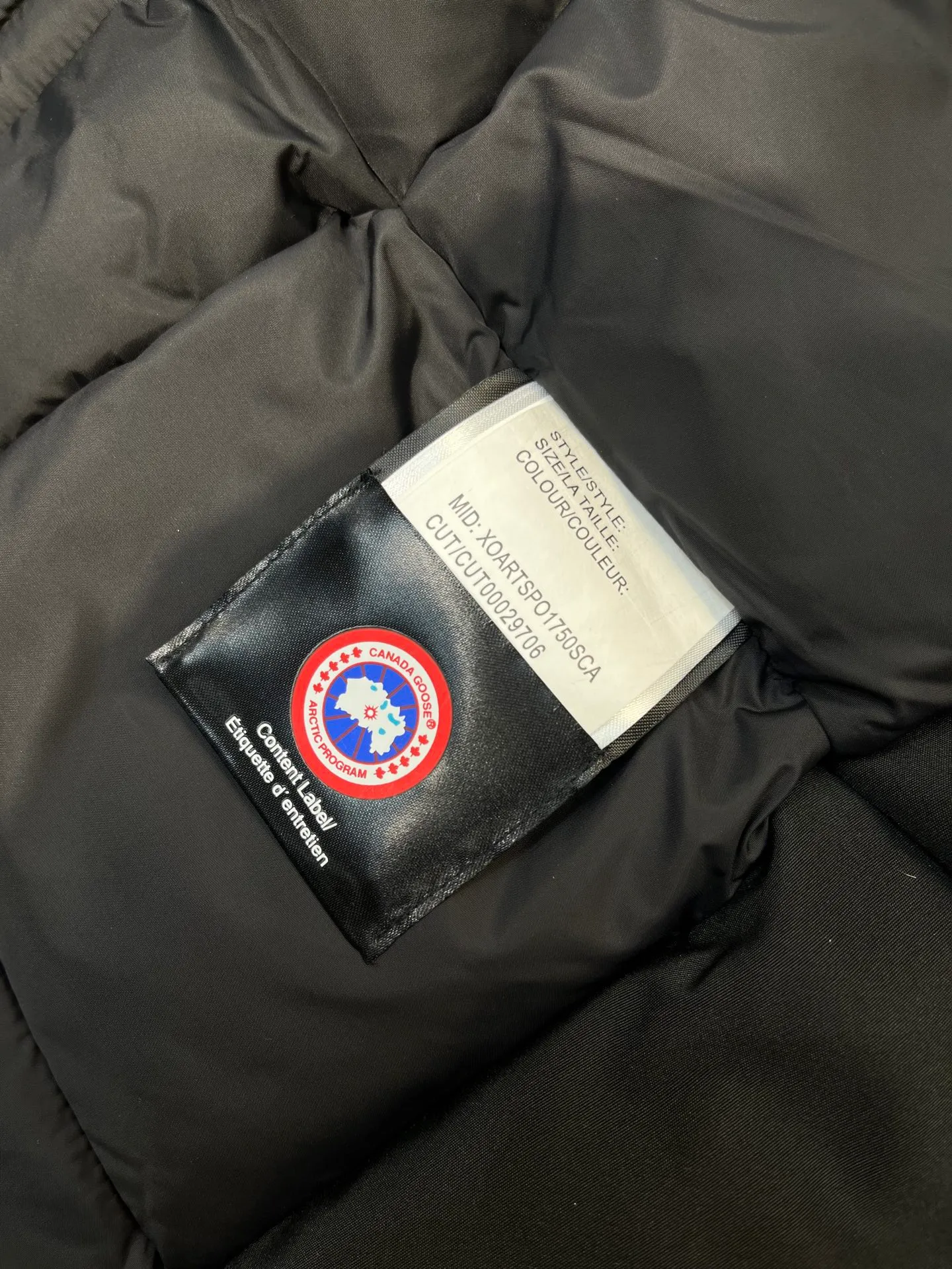 P840 𝘾𝘼𝙉𝘼𝘿𝘼 𝙂𝙊𝙊𝙎𝙀Big Goose 13# The design of Big Goose 13 is simple and elegant, a little longer than the 08 model, more suitable for men and suitable for business people. This down jacket is popular for its simple design, which is not only practical but also has a certain sense of fashion. In terms of applicability, the Daye 13 model provides good thermal insulation performance. Its thermal insulation coefficient is level 5, which can provide enough warmth and is suitable for wearing in cold environments. In addition, the Daye 13 model also has a high cost performance. Compared with other models, it provides a better balance between price and performance, making it more competitive in the market.  size：xs-xxl